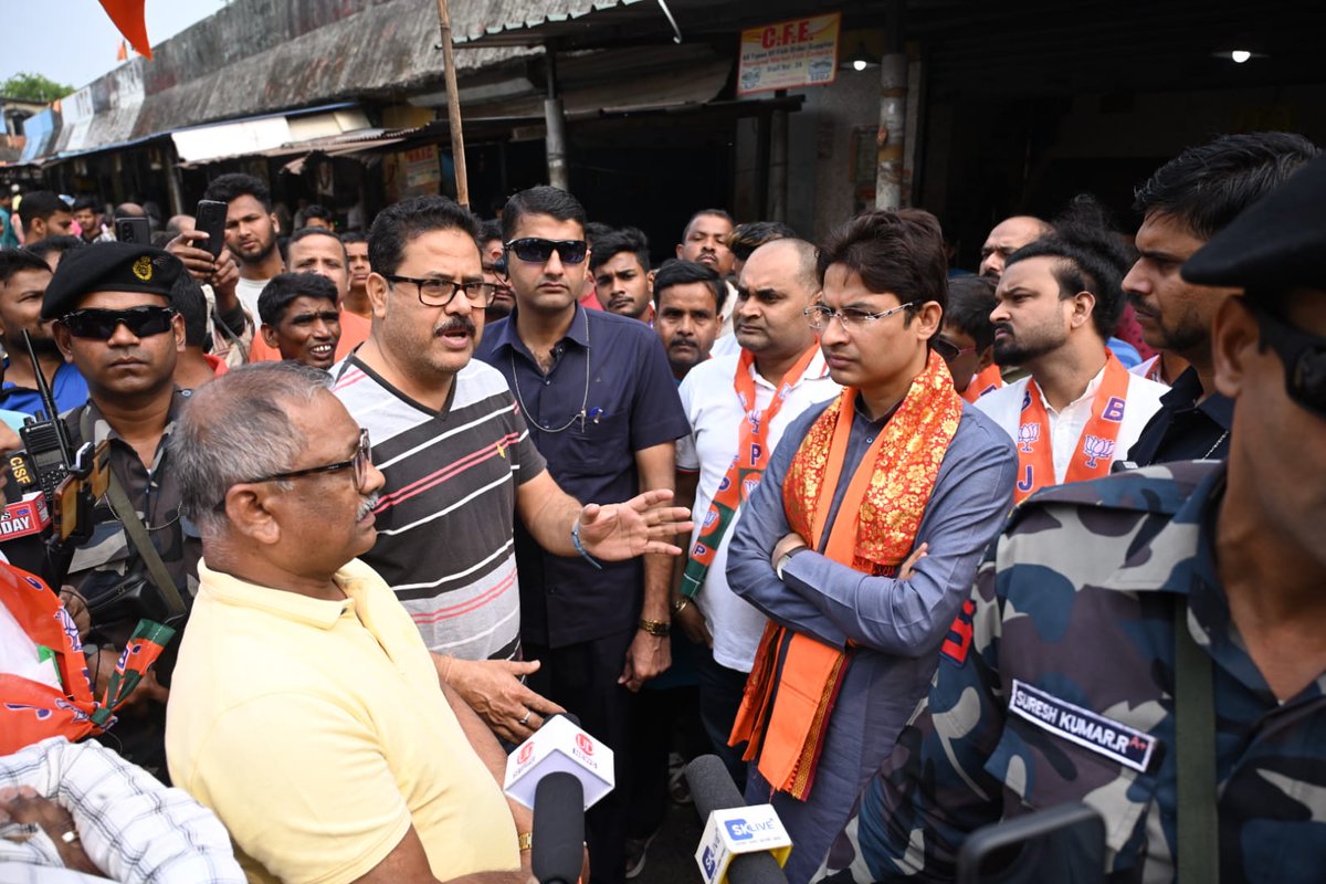 Today, I met and interacted with the representatives of the five major Siliguri Regulated Market Committees.

I also interacted with the farmers, fruit & vegetable vendors, drivers, small business owners & other people at the Regulated Market.

Full Read - facebook.com/share/p/JrP5kX…