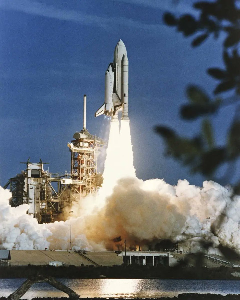 🚀#OTD April 12, 1981: #SpaceShuttle #Columbia , the first reusable crewed #spacecraft, made its maiden voyage on #STS1. It was followed by #Challenger, #Discovery, #Atlantis and #Endeavour, which served @NASA and the @Space_Station through 2011. space.com/18008-space-sh…  #space