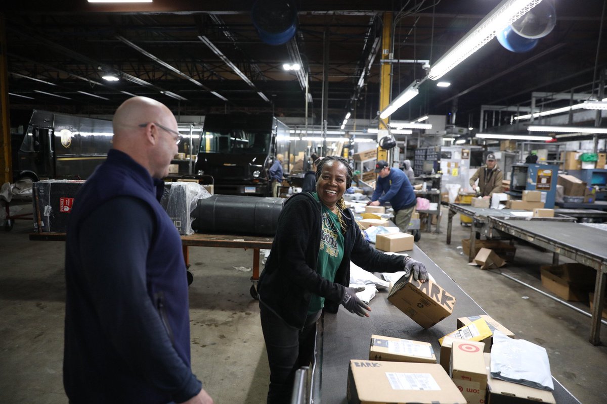 Following a visit with #Teamsters Local 443 members at liquor distributor Brescome Barton early this morning, General President Sean M. O’Brien stopped at the UPS center in North Haven, Connecticut. O'Brien listened and spoke with rank-and-file UPSers about the historic gains