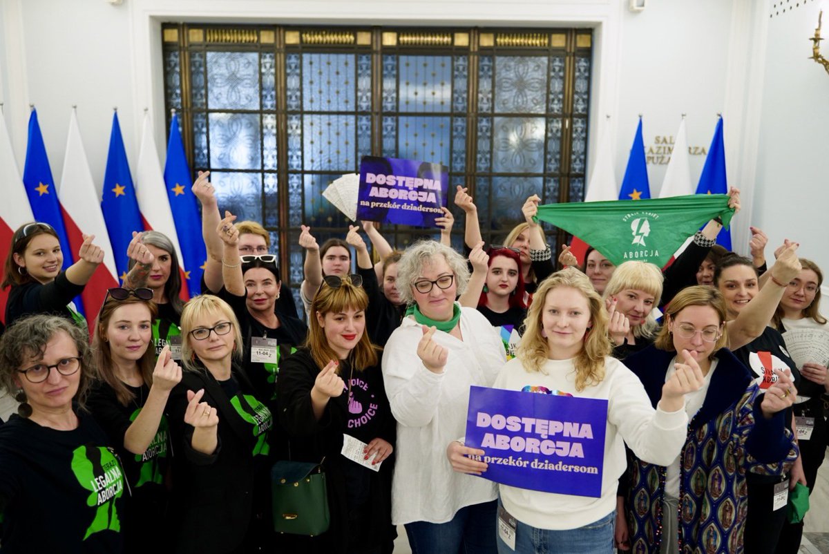 We welcome the decision of the Polish Parliament to send all four bills to the Committee! 🎉 This is a promising first step towards a victory for democracy, for all women of #Poland, and for all people who voted to establish a new government in favor of #SRHR. (1/2)