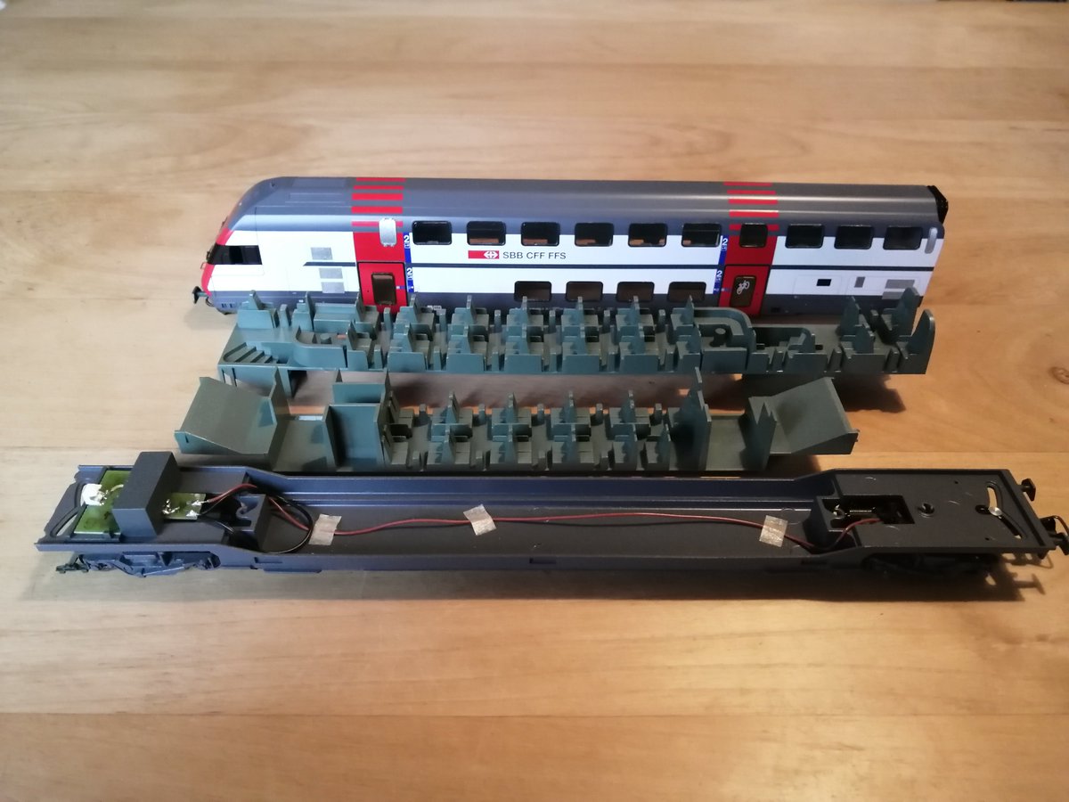 yoshinoyamanos1's tweet photo. #ペーパークラフト を #鉄道模型 にできるのか?
・完成品には当然ですが一体成型の室内が付いております。自作品も仕様は同一に見えるようにしないとなりませんが、こんな変な色に合わせるとか無理なので
・スチールグレーを吹いて、座席だけ色画用紙を貼る方向で試作中。
#IC2000 https://t.co/D7sAAGGPmU