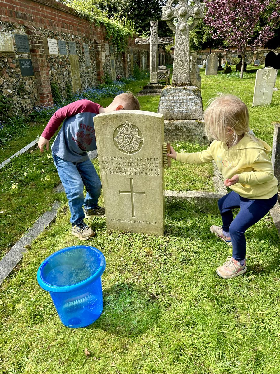 Beautiful spring afternoon for cleaning WW1 war graves in Wargrave (Berks) with assistance from my little helpers 🫡🇬🇧🫧🧹🧽⚓️ @CWGC @dgcwgc #volunteering #VolunteerWork #LestWeForget