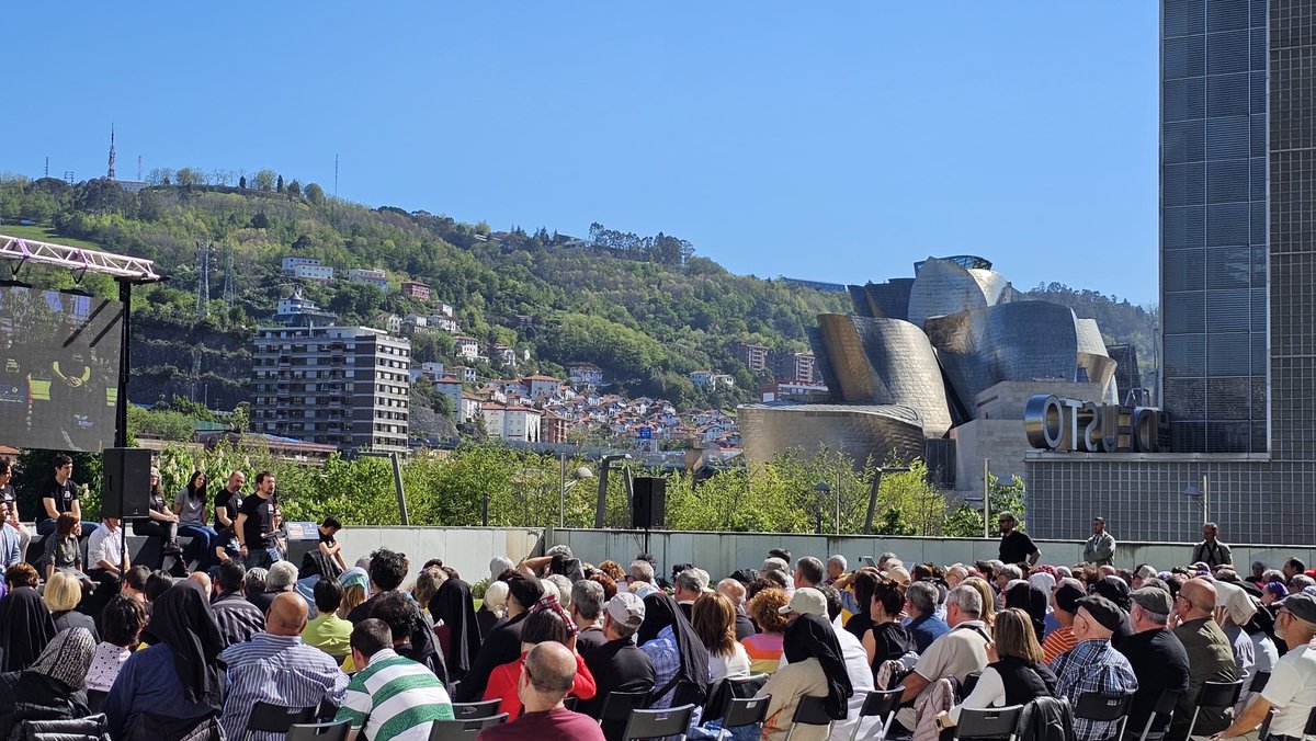 Preciosa 📸 foto del mitin de hoy en Bilbao hecha por la gran @bdelhoyo #EligeIzquierda @PodemosEuskadi_ @AlianzaVerde_