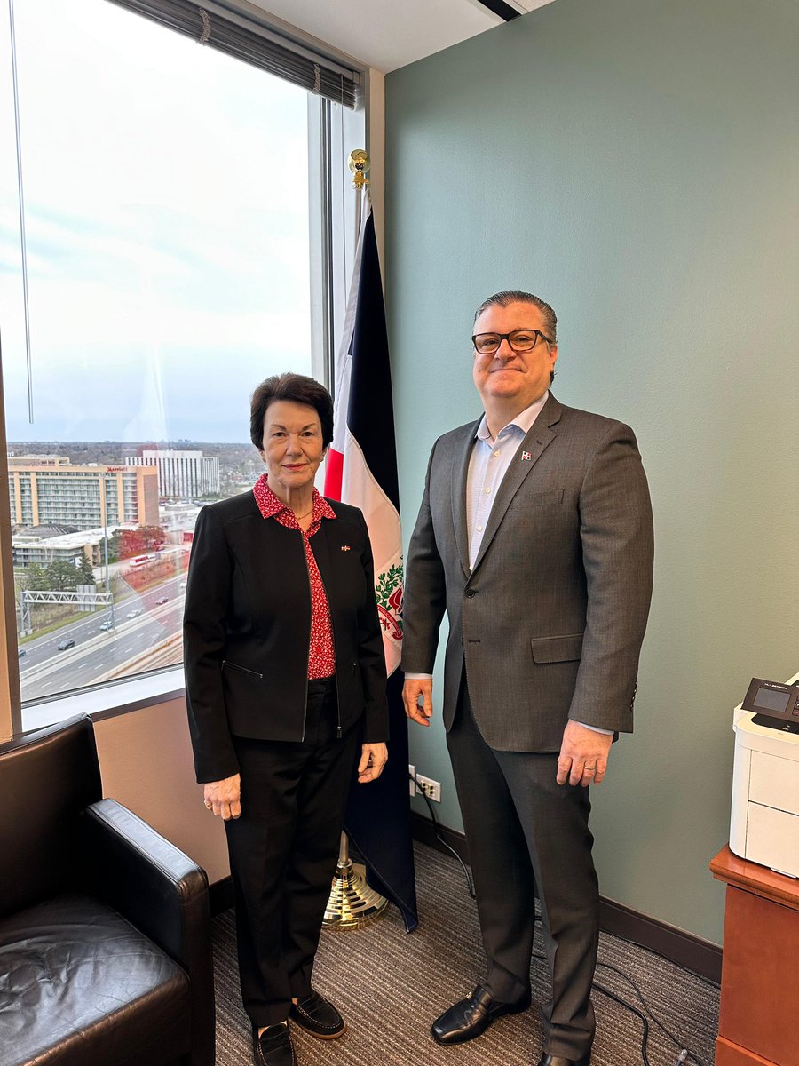 EJBRACHE's tweet photo. Honrado, con la visita de cortesia que nos hiciera nuestra embajadora dominicana en Washington, Sonia Guzman, en compañia de Anyris Pascual, consejera de la embajada.
Siempre un placer recibirles!
@RDenChicago 
@MIREXRD 
@DREmbassy https://t.co/MTkCXQMSib