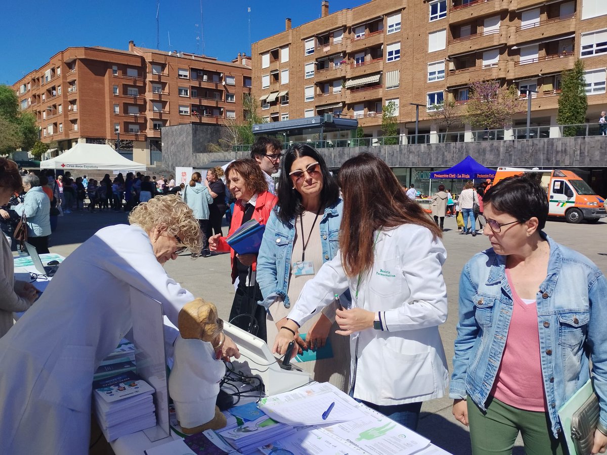 🎪 Estamos en Arnedo en el I Mercadillo de la Salud Comunitaria de La Rioja, donde participan farmacéuticos arnedanos junto con Beatriz Cuéllar, formadora colegial 👏🏻 Gracias a todos los que lo hacen posible y a la gente que se acerca a participar 🎊 Volvemos a las 16:30