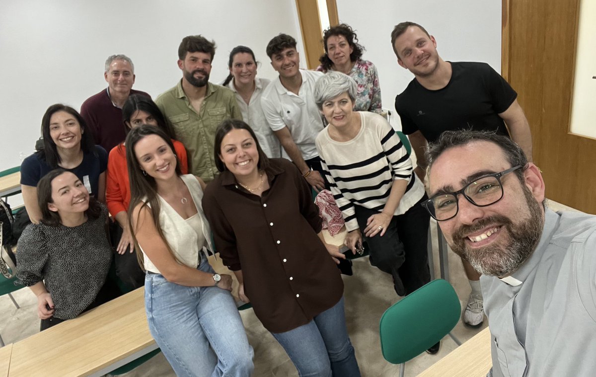 Ayer tuvimos sesión en el curso de pastoral para profesores de los colegios diocesanos. Tocaba hablar de pastoral y lo hicimos en torno al Sínodo.