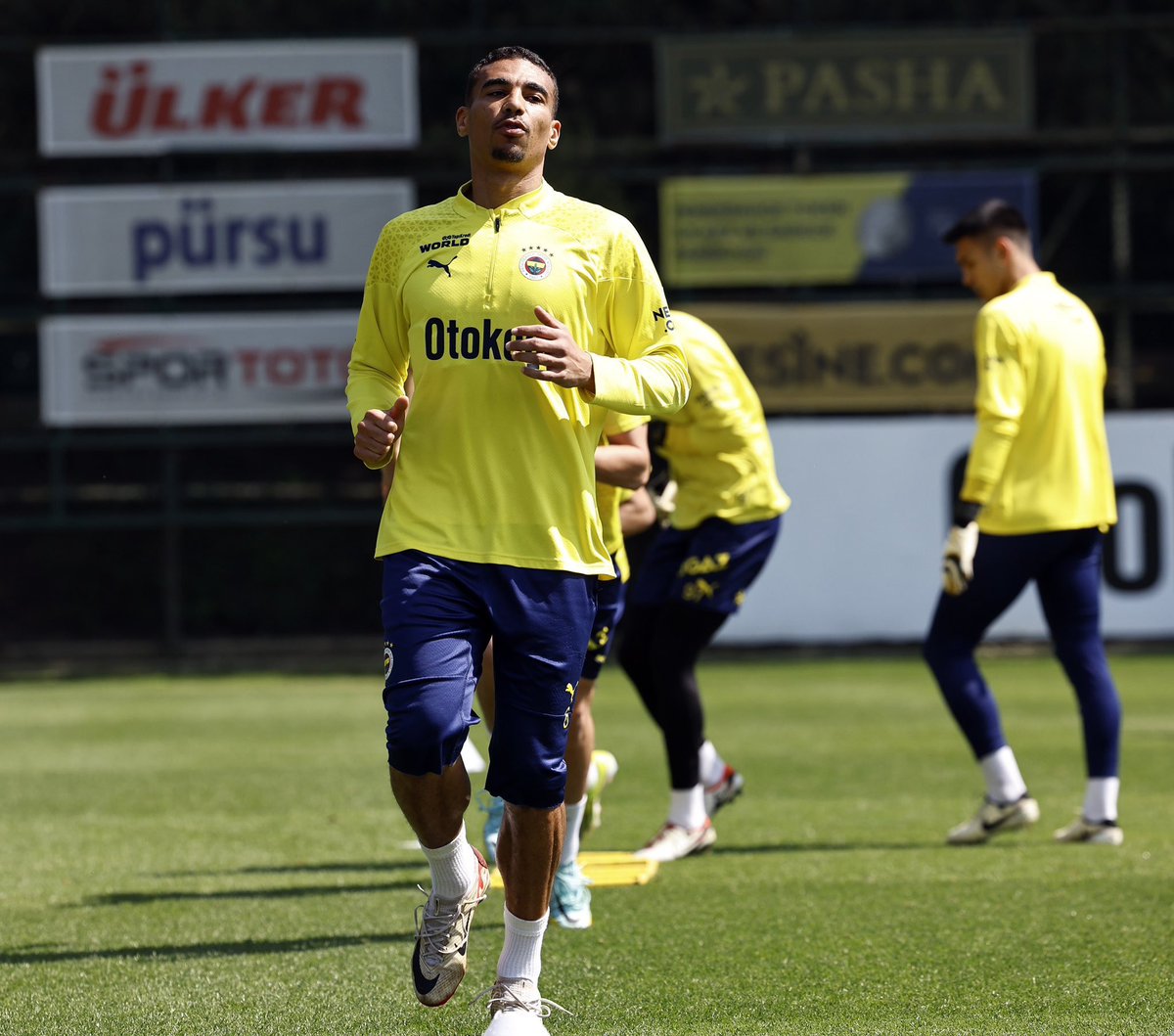 Fenerbahçe’de Alexander Djiku ve Joshua King, takımla birlikte çalışmalara başladı.