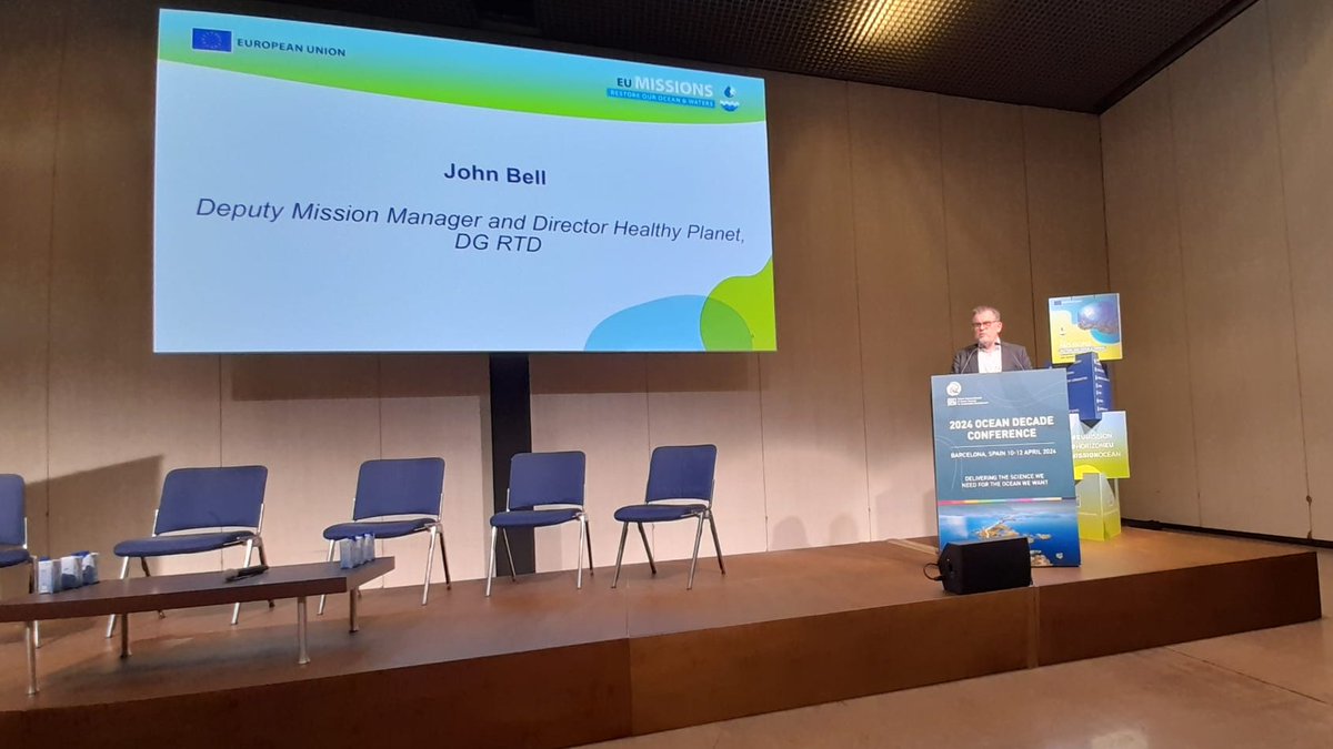 📢 #highlights from the #OceanDecade in Barcelona! 🗣 John Bell from DG RT, European Commission, at the #Mediterranean #Lighthouse #Event congratulates to the @bluemissionmed project for doing an extraordinary work, mobilising the community! 🌊 #MissionOcean @OurMissionOcean