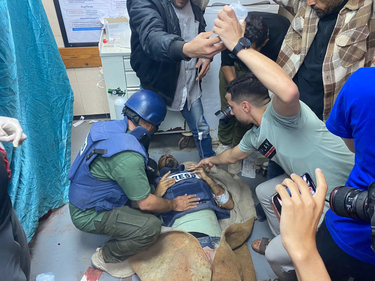 #Gaza: selon les infos de RSF, 3 journalistes allant en reportage à Nuseirat ont été blessés par une frappe🇮🇱sur leur voiture. Le photographe de @trtworld Sami Shehada a été amputé de la jambe. Ce carnage doit cesser & les reporters doivent être protégés ! rsf.org/fr/plus-de-100…