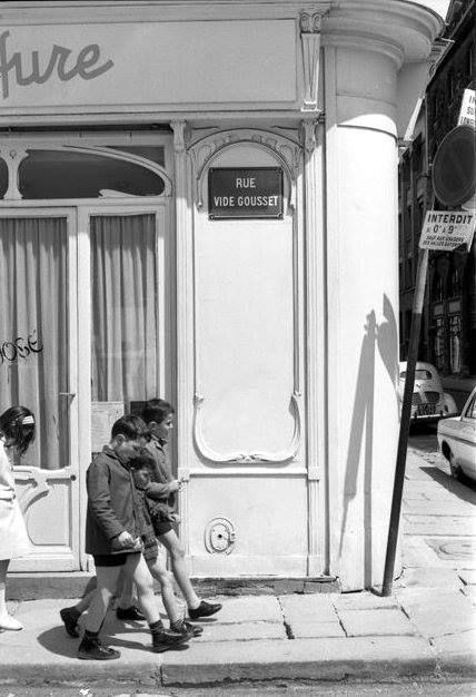 Enfants marchant rue Vide-Gousset. Années 1950. Paris