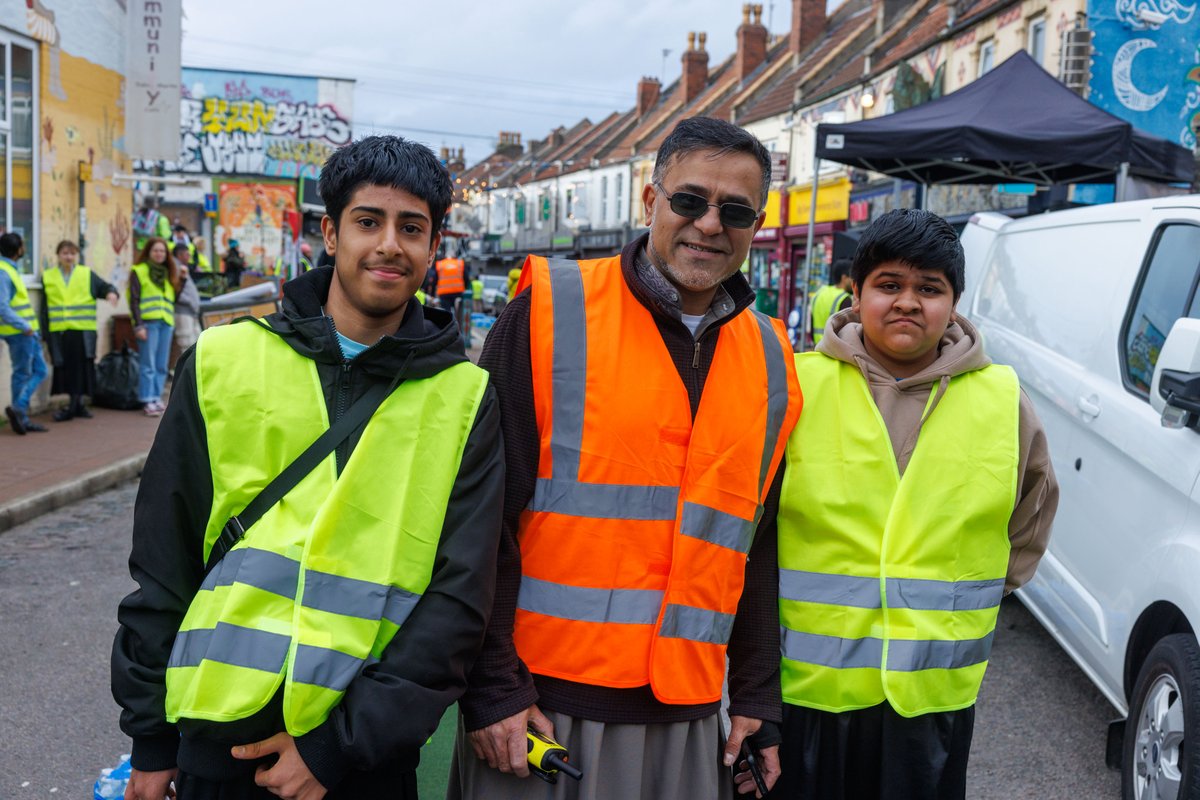 BaggatorBristol's tweet photo. Some more photos of the Grand Iftar on St Marks Road that took place last Sunday. 
Only 6 bags of litter were left behind from over 2,000 attendees.
Thank you to all the volunteers and everyone else that was involved! https://t.co/uIit7FpVvD