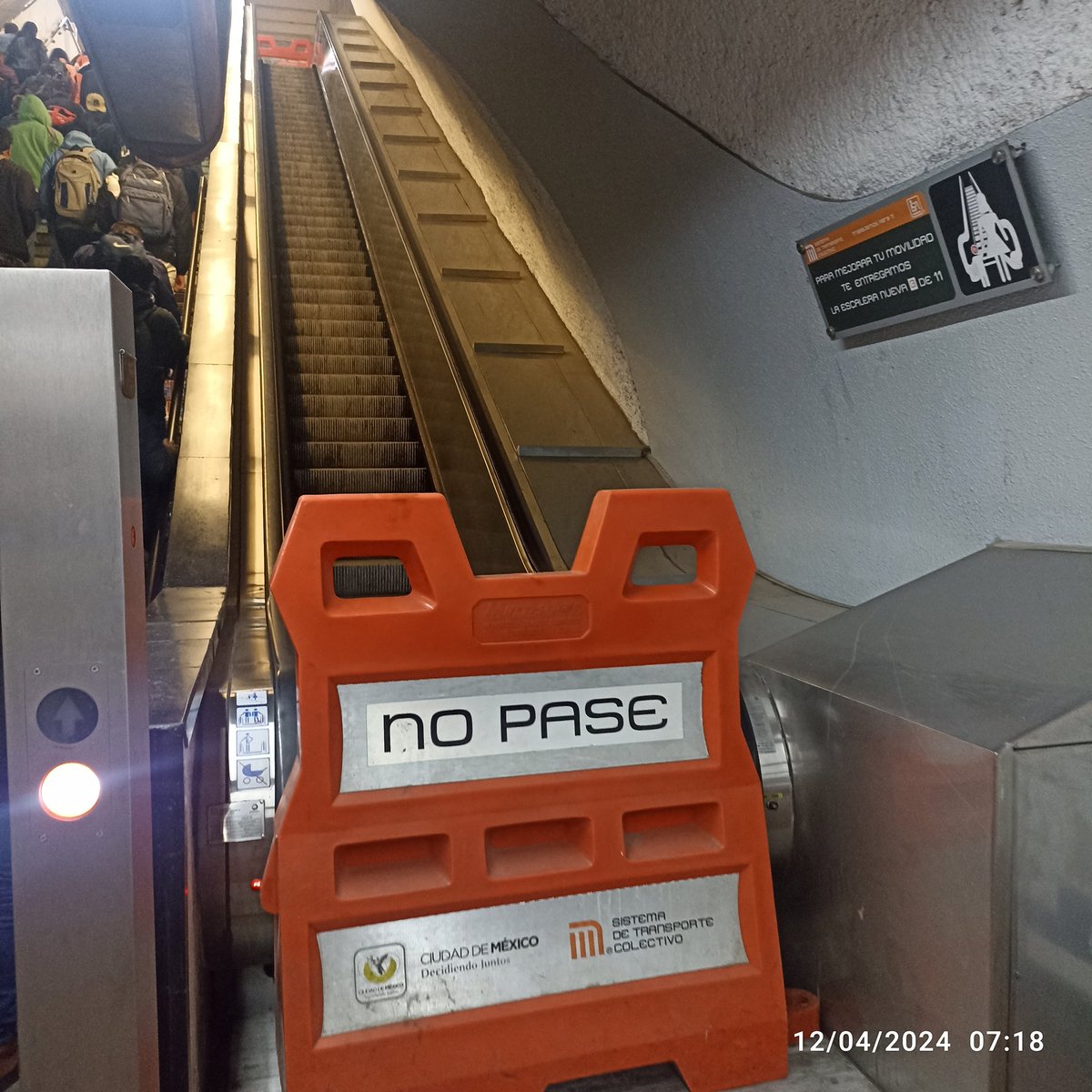 Estan bien padres tus escaleras nuevas @MetroCDMX sin funcionar, pero son nuevas, es lo que importa.