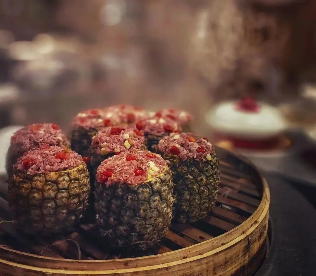🌴傣族原味🍍菠萝饭🍚是傣族一道特别的甜点。它的外表是一个普通的菠萝，里面的糯米饭酸甜滑软，有米饭的香糯，又有水果的酸甜，超好吃的傣味甜点。
#2024 WaterSplashingFestival