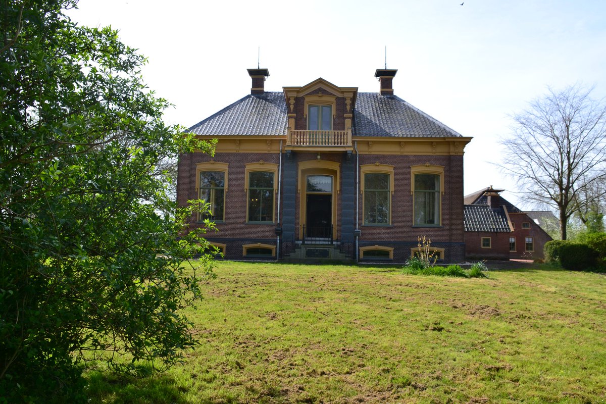 GR_Landschap's tweet photo. Vandaag is de restauratie van boerderij Occo Reintiesheerd in Stedum feestelijk afgerond.
Stadsdichter van Groningen, Esmé van den Boom, hield een voordracht met een gedicht getiteld: ‘Wolkenvelden, oude laan’’. Hier lees je meer info en het gedicht: https://t.co/6bqo6R9BWD https://t.co/N0VWtGD5cV