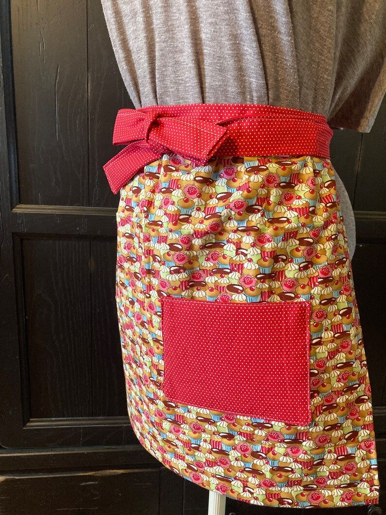 Get cooking with this charming red muffin-themed half apron! Complete with a pocket and extra-long ties, in tiny white and red polka dots. it's a playful addition to your kitchen. #etsygifts #etsy #Mothersdaygift #aprons buff.ly/49uBBtb