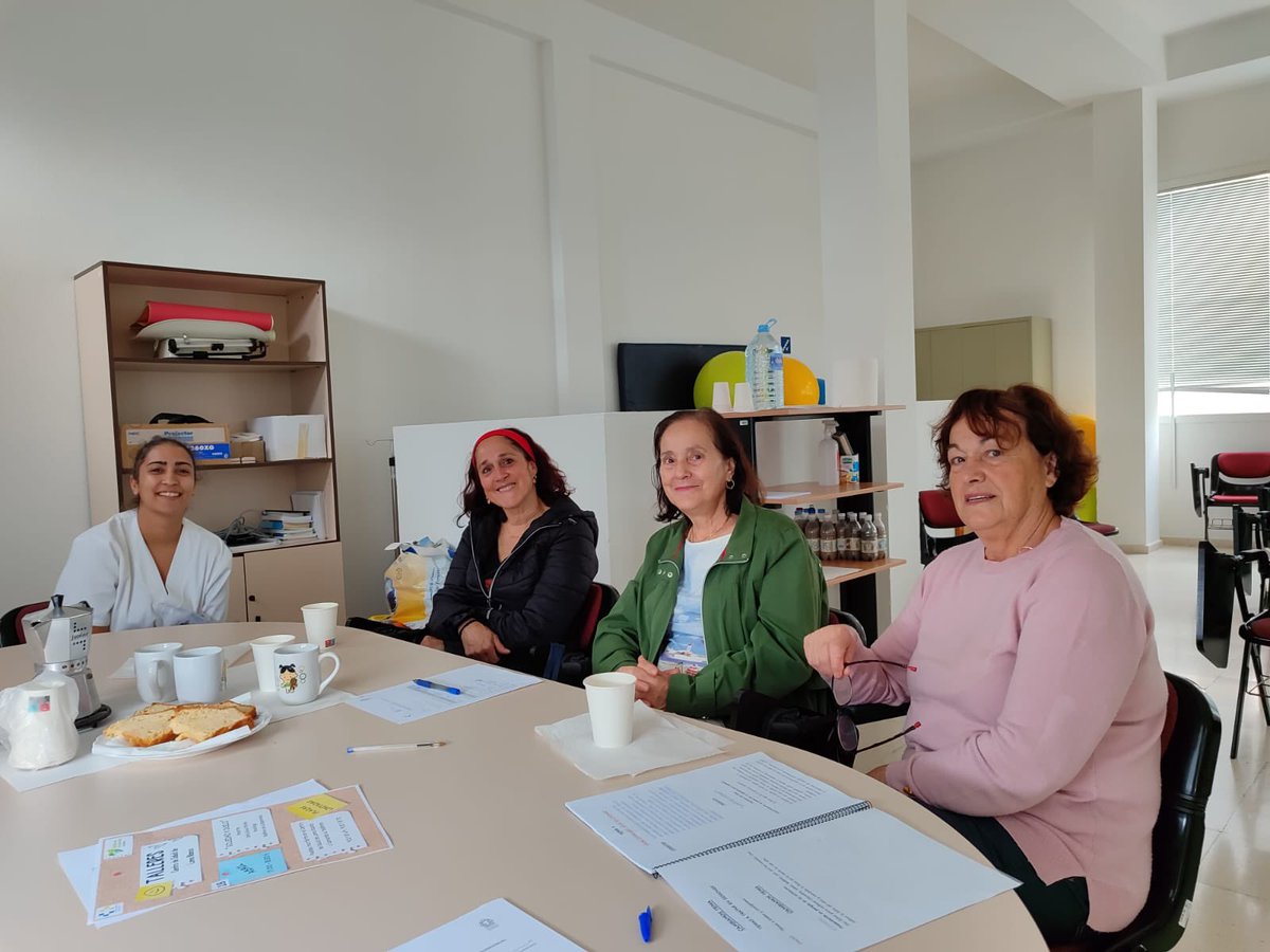 Desarrollo del Taller de Cuidadores en CS LOMO BLANCO en la #GAPGC a cargo de nuestra paciente formadora Alicia Pérez y nuestra compañera Marta López <a href="/SanidadGobCan/">Sanidad Gobcan</a> 
#entreigualesmejor