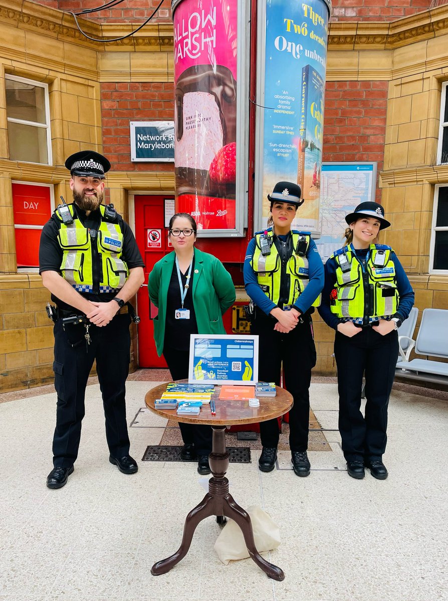 This morning we conducted a crime prevention community engagement stand with @chilternrailway, raising awareness and informing passengers on reporting crime to us by text on 61016 or via our railway guardian app