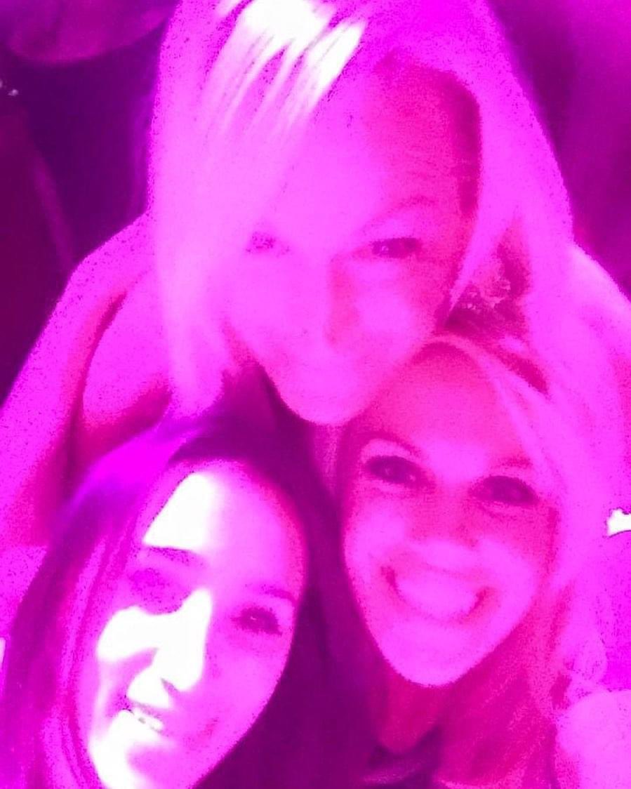 Leaismyname13's tweet photo. I love when this birthday Vegas trip with my besties photo pops up! #NightclubLighting #Vegas #WhereIsKelly https://t.co/CNaBKPlLyy
