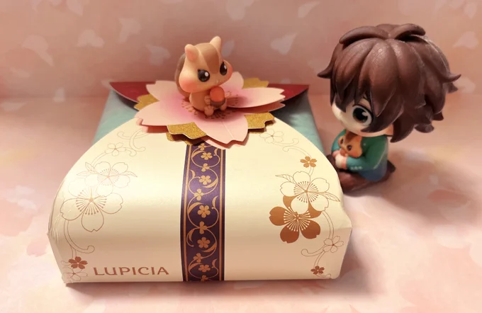 担当さんから差し入れ貰った!桜可愛い～!春の色んなお茶が入ってる嬉しい…ありがとうございます!!そして桜の飾りがあまりにジャストフィットだったのでつい…つい乗せてしまい…!書泉さんのかな恋フェアの展示担当さんと一緒に観に行きますがほんと楽しみです! 