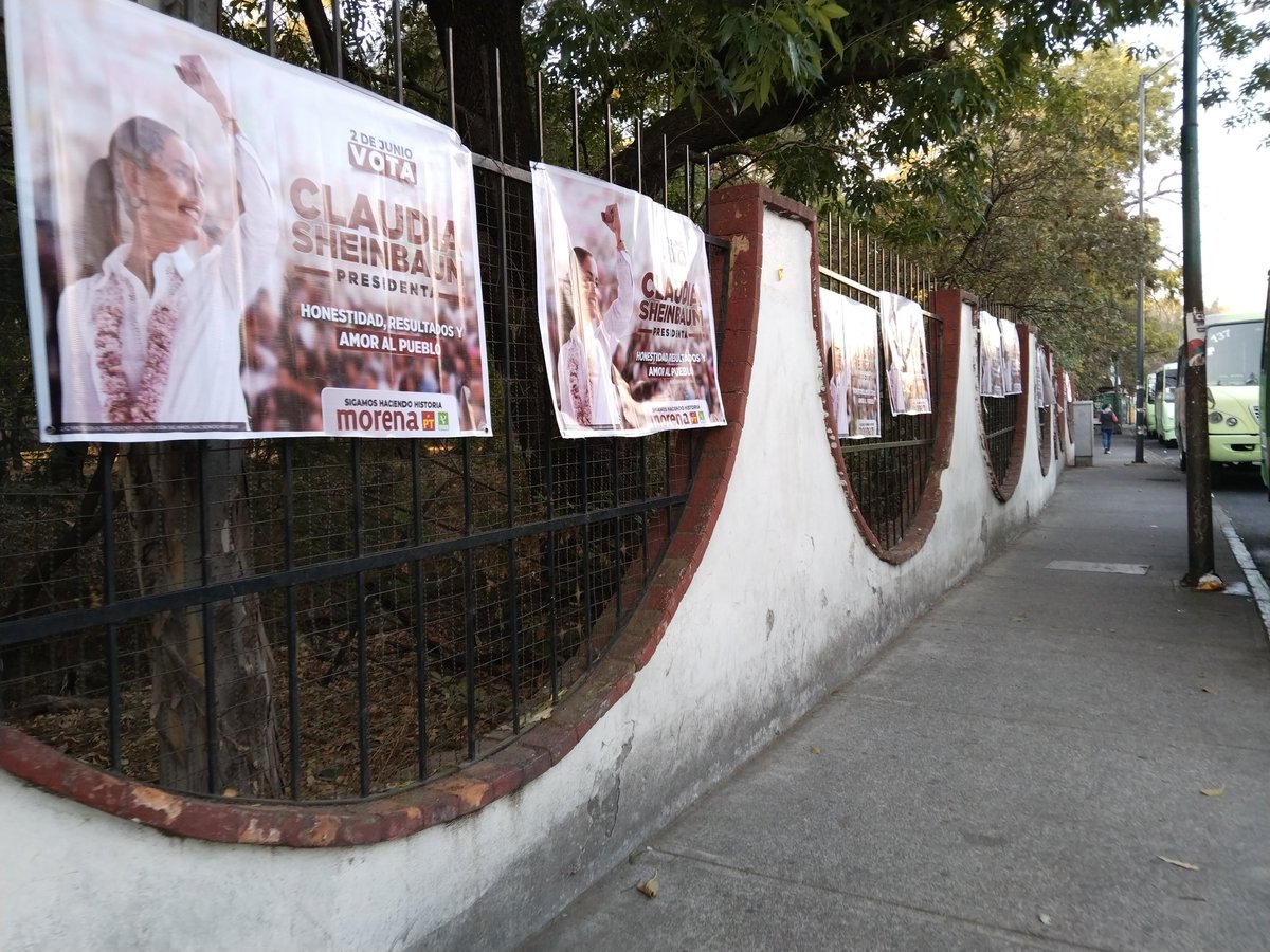 nando1385's tweet photo. @Claudiashein que onda con su #BasuraPolitica que tapiza todo viveros... Respete la ley de la propaganda política! #Elecciones2024 @PartidoMorenaMx #Morena https://t.co/kmWgXuIqdj