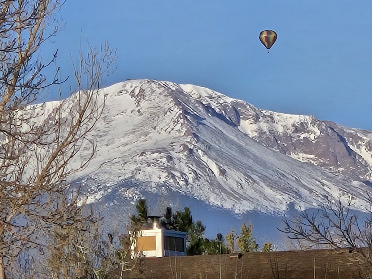 Hot air balloon over Pikes Peak right now! Always cool to see this. #cowx #ColoradoSprings #pikespeak #hotairballoon
