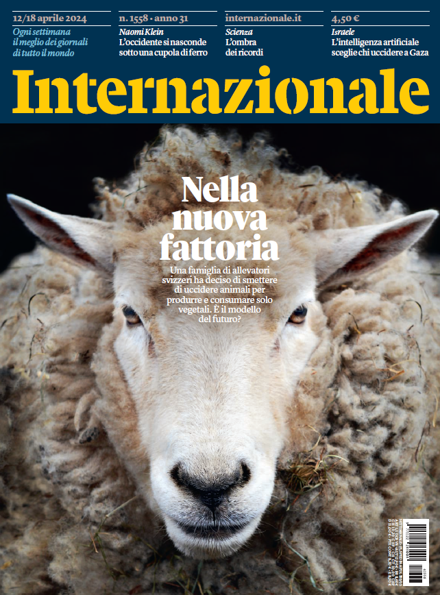 🐑Smettere di allevare e uccidere animali per motivi etici: su @Internazionale di questa settimana, la storia di una famiglia svizzera riporta la discussione sulla necessità di trasformare il sistema di produzione e consumo di cibo. L’alternativa è possibile!👇 @christofgertsch