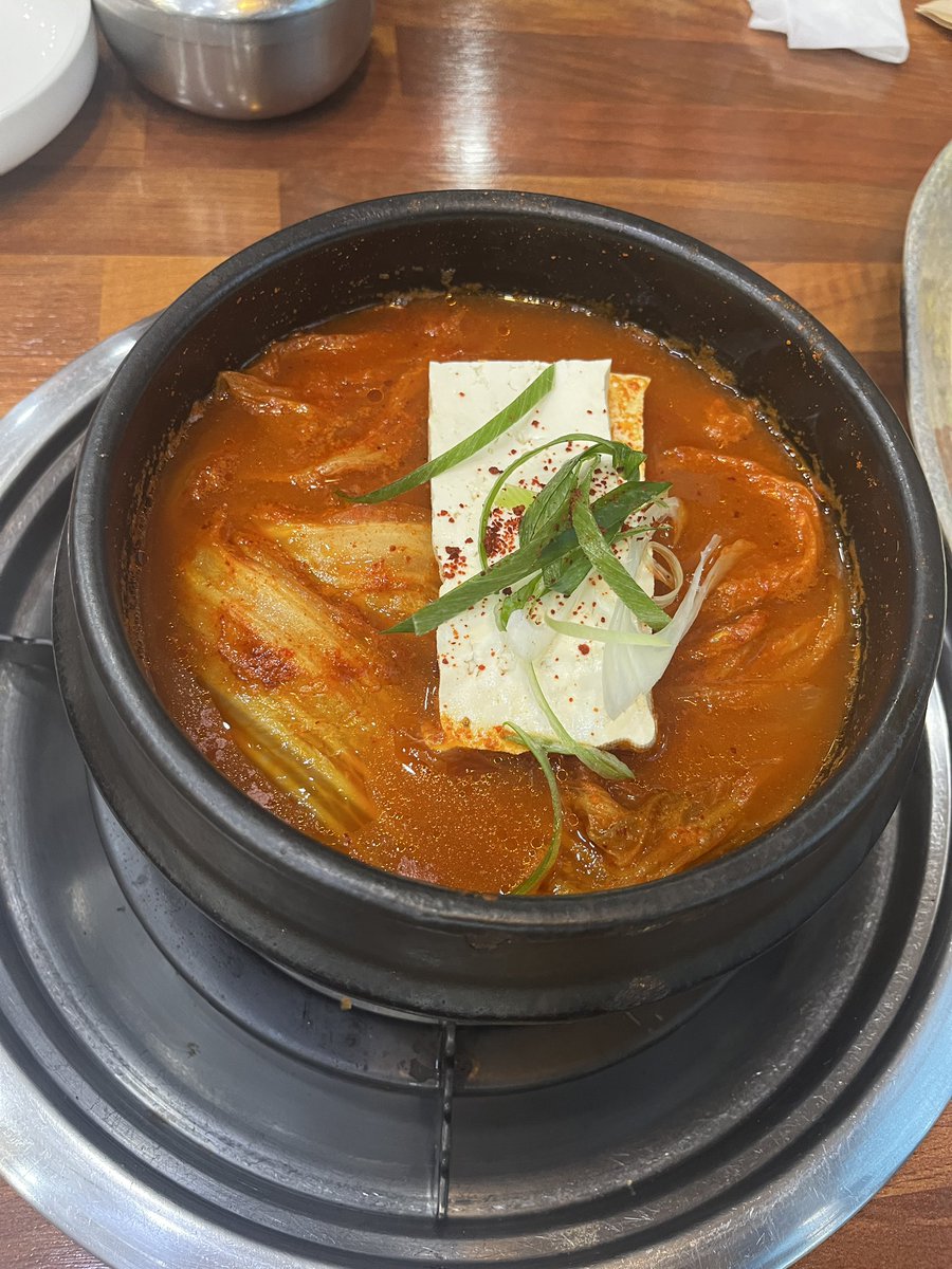 김치찌개는 한 1년만에 먹어본듯. 
희한하게 30kg 가까이 감량하면서 김치찌개 한번 먹어볼 생각을 안했네..