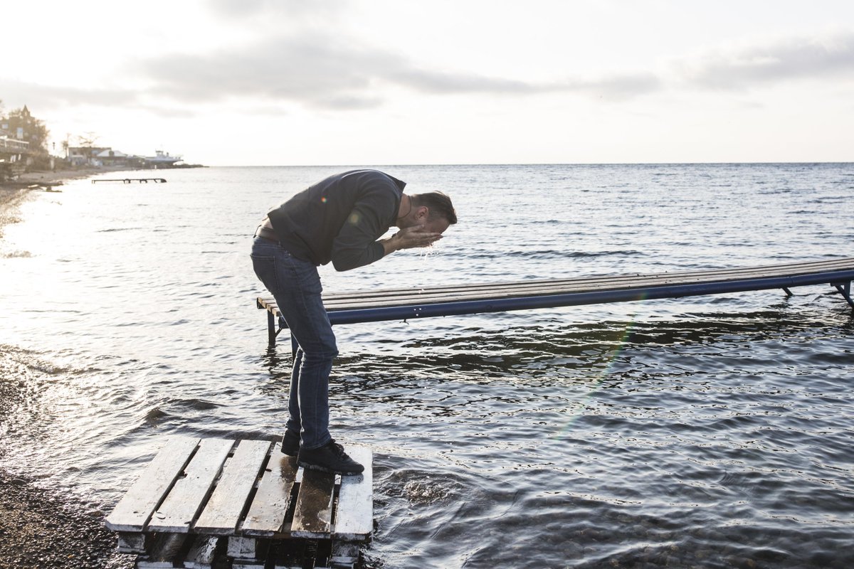 Видишь там, на горе, возвышается крест.
...Повиси-ка на нём.
А когда надоест - возвращайся назад
Гулять по воде, гулять по воде, 
гулять по воде со мной!

© Nautilus Pompilius, 'Прогулки по воде'

На фото - Алексей Навальный на Байкале (2017)