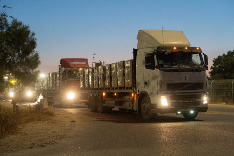 The IDF oversees the first humanitarian aid trucks carrying food to enter Gaza through the new Northern crossing passed into the Strip from Israel