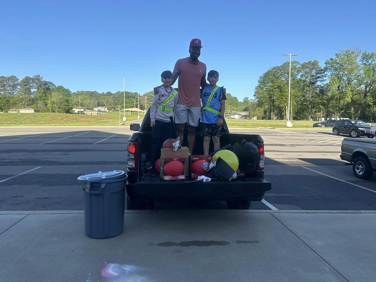 Thankful to be able to provide <a href="/HueytownIS/">Hueytown Intermediate School</a>  with some PE Supplies this morning thanks to a great partnership with @versesapparel .  My community, my support. Roll Tide !