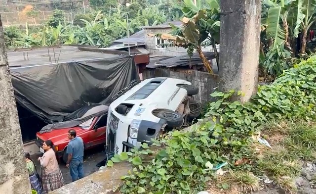 🚨 Microbús volcó y cayó a un estacionamiento en el km192 ruta Cito-180, jurisdicción de El Palmar, Quetzaltenango. @CruzRojaGT_ junto a CBMD estabilizan y trasladan al Hospital Nacional de Retalhuleu a 7 personas con múltiples traumas.