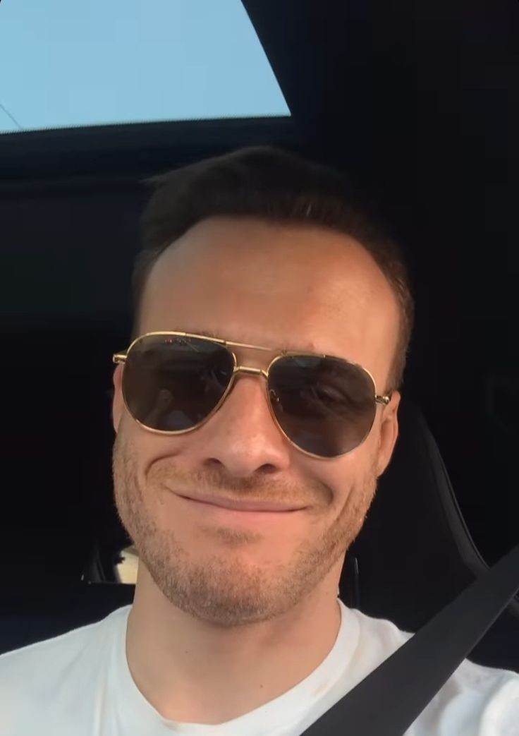 Good Friday Friends‼️ Get up and shine! Success comes to those who never give up. Accept challenges, be persistent and keep moving forward. Can‼️🤘💃 @KeremBursin #KeremBürsin