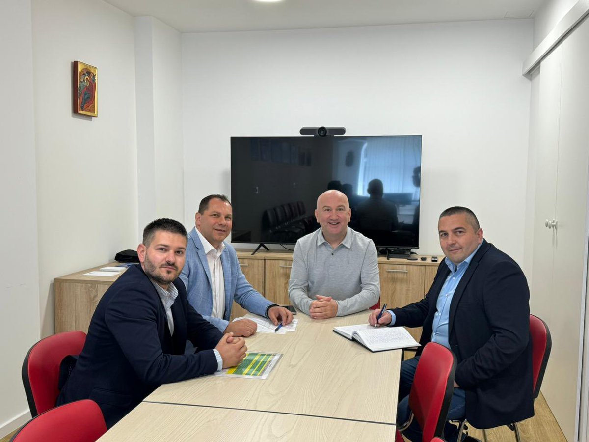 Данас сам у централи Српске народне партије одржао састанак са шефовима изборних штабова за Србију и град Београд. 

Заједно смо анализирали и усвојили план активности за локалне изборе који нам предстоје, и поставили јасне циљеве за будућност. До победе! 💪🇷🇸