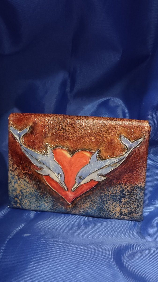 Experience the vibrant collaboration of techniques! Combining Medusa Leather Art's lighting effects with Howling Wolf Leather's temporary tattoo process resulted in this stunning card case. #LetsTalkLeather