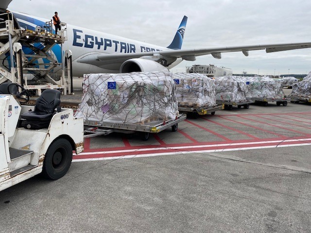 Today, an additional EU humanitarian air bridge flight for people in need in #Gaza is bringing to 🇪🇬 over 35 tonnes of hygiene and wash items supplied by 🇬🇷 and our humanitarian partners. The 🇪🇺 remains committed to continue providing assistance to #Palestinians in need.