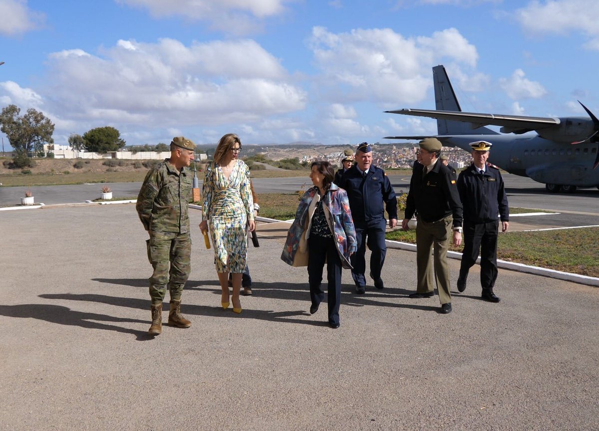 sonietamb's tweet photo. La ministra de Defensa española, Margarita Robles, ha elogiado la labor de las unidades del Ejército de Tierra en #Melilla, donde está de visita. La han recibido en el aeropuerto de la ciudad autónoma autoridades militares, entre ellas el Comandante General Luis Sáez Rocandio https://t.co/iVftemOinJ