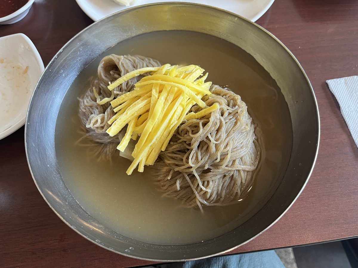 숯골원 냉면이라는 아주 유명한 곳인데, 만두가 제일 맛있었다. 한사람당 그냥 한판씩 시켜먹어야할듯. 냉면 안먹으면 두판도 가능할거 같다.. 냉면집에 갔는데 냉면보단 만두 기억이 남는다. 냉면이 맛없는건 아닌데... 내 입맛엔 역대급 만두였어...