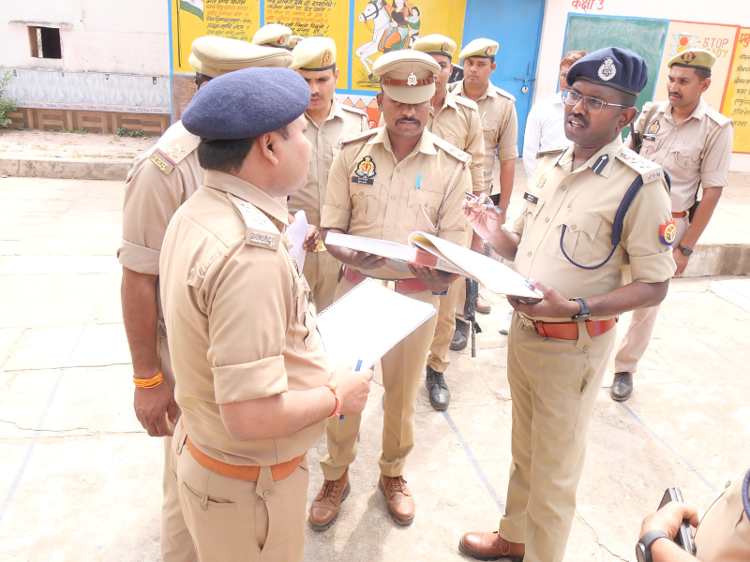 jhansipolice's tweet photo. #JhansiPolice 
         #लोकसभा_चुनाव_2024  को शांतिपूर्ण, निष्पक्ष एवं पारदर्शी ढंग से सकुशल संपन्न कराने के दृष्टिगत @dmjhansi1 एवं
@sspjhansi द्वारा थाना कटेरा और मऊरानीपुर क्षेत्रांतर्गत पड़ने वाले अंतर्राज्यीय (उत्तर प्रदेश- मध्य प्रदेश) बॉर्डर का निरीक्षण किया गया। (1/2) https://t.co/PxhWwMInNm