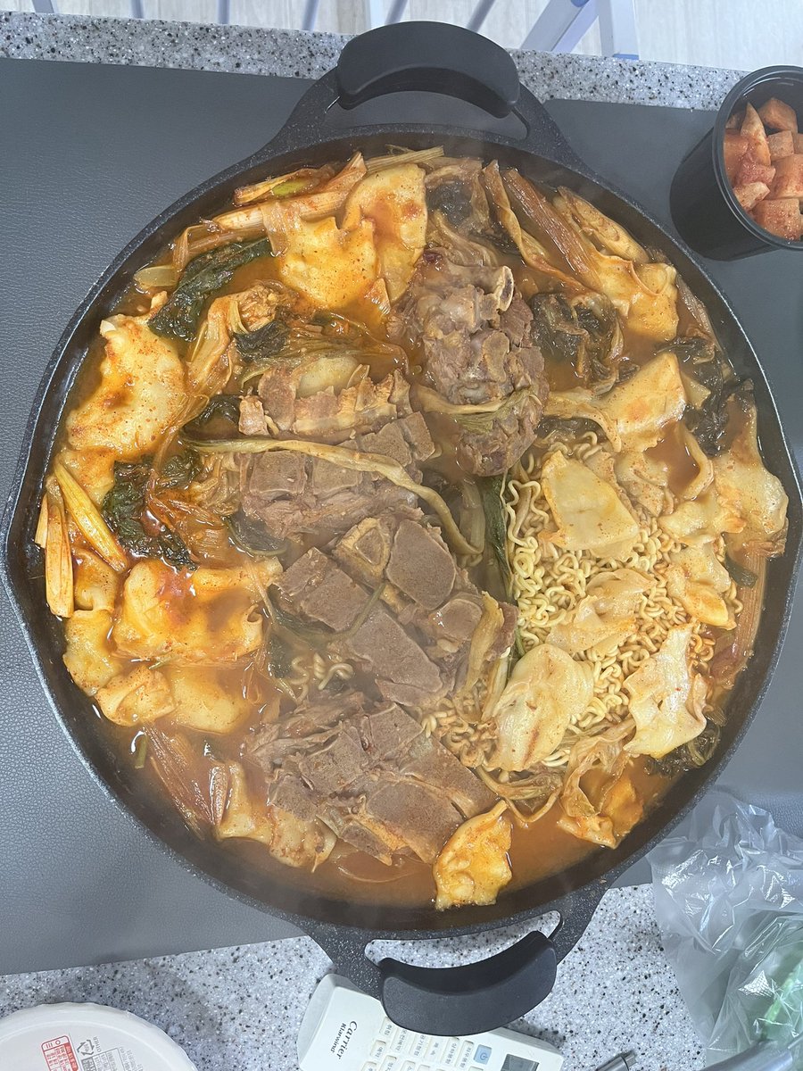 귀찮지만 감자탕도 직접 해먹는다. 
살 어떻게 뺐냐고 물으면 하루 한끼만 먹는다고 이야기 합니다. 그럼 다들 자기도 한끼만 먹는다는데 실제 하는짓을 보면 뭐 커피에 디저트도 쳐먹고 밥도 두공기씩 다 쳐먹으면서 나한테 한끼 먹는다고 하는거임. 나는 진짜로 한끼만 먹는다고