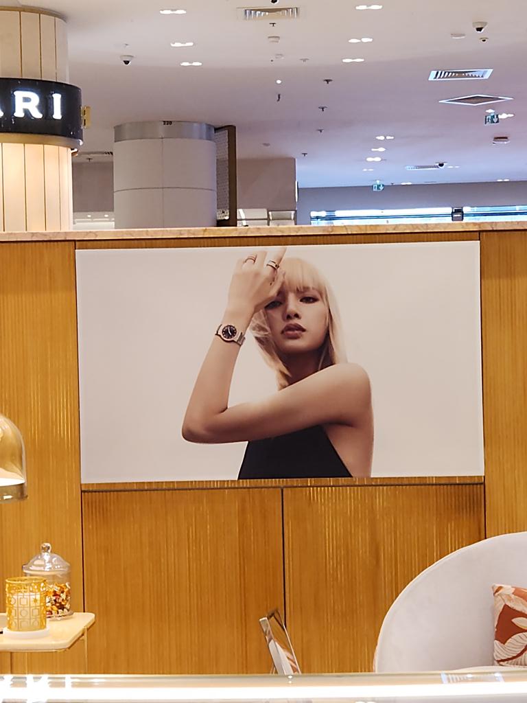 Aperçue au Galeries Lafayettes de Paris 🇫🇷 📍Stand Bulgari (@Bulgariofficial) #LISA @wearelloud @BLACKPINK