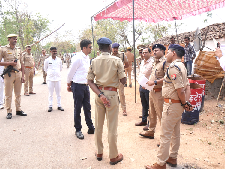 jhansipolice's tweet photo. #JhansiPolice 
         #लोकसभा_चुनाव_2024  को शांतिपूर्ण, निष्पक्ष एवं पारदर्शी ढंग से सकुशल संपन्न कराने के दृष्टिगत @dmjhansi1 एवं
@sspjhansi द्वारा थाना कटेरा और मऊरानीपुर क्षेत्रांतर्गत पड़ने वाले अंतर्राज्यीय (उत्तर प्रदेश- मध्य प्रदेश) बॉर्डर का निरीक्षण किया गया। (1/2) https://t.co/PxhWwMInNm