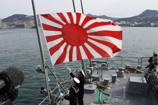 自衛艦が『自衛艦旗』を停泊中に掲揚するのは、国際慣例上『軍艦』だから〜‼️