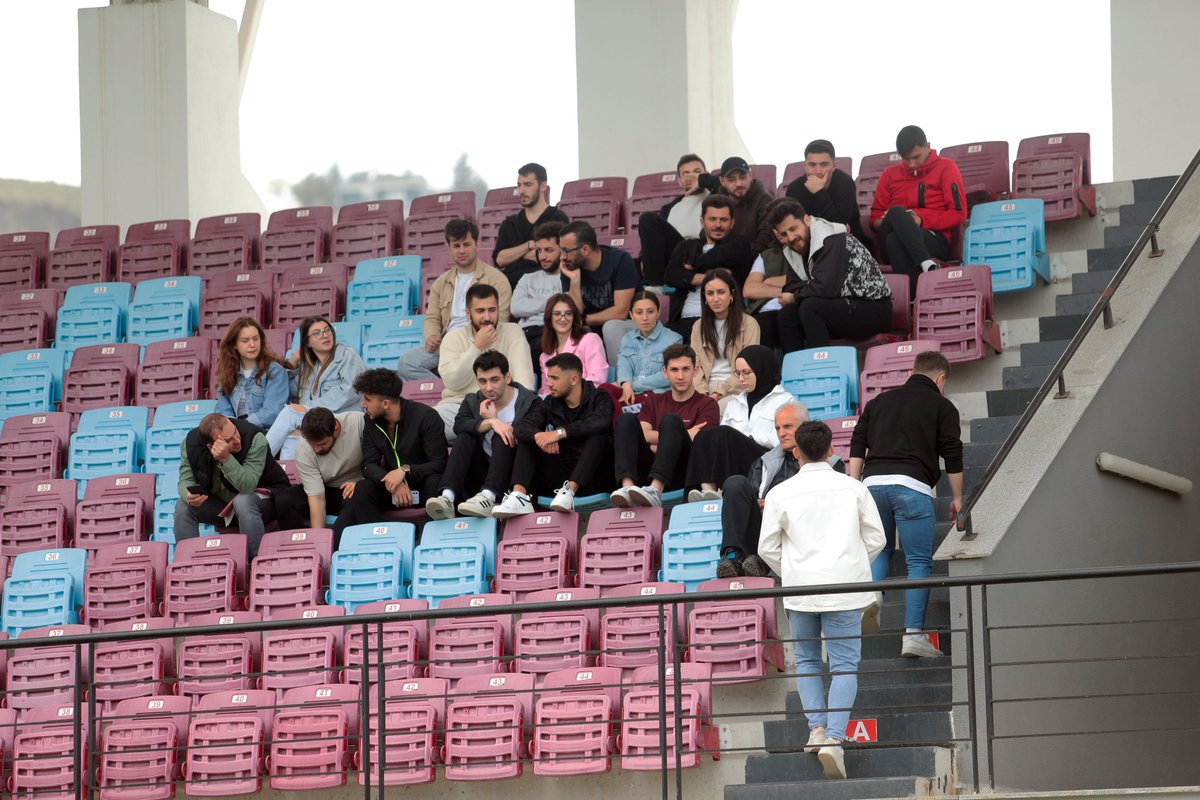 Ömer’i sınıf arkadaşları yalnız bırakmıyor 1461 Trabzon FK’mızın kalesini koruyan Ömer Kahveci, aynı zamanda Trabzon Üniversitesi Spor Bilimleri Fakültesi Beden Eğitimi ve Spor Öğretmenliği 3.sınıf öğrencisi. Futbol yaşantısının yanı sıra öğrencilik de yapan Ömer’e, sınıf…