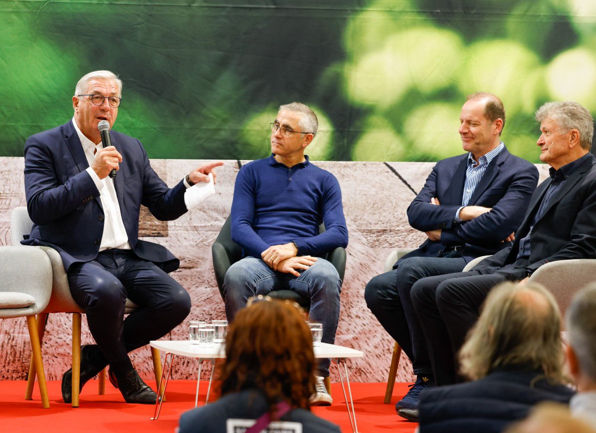 Au Salon des Seniors ce matin, j’ai présenté la première étape du 4 juillet du Tour de France en #CotedOr Merci à @ChPrudhomme, directeur du @LeTour, Bernard Thevenet, double vainqueur du TDF et @L_Jalabert, grand champion et commentateur de @FranceTV, pour leur présence !