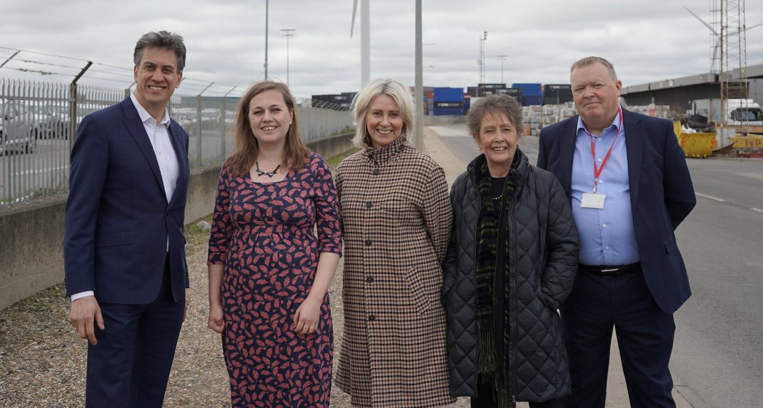 Our CEO, @DeniseRossiter1, was delighted to facilitate a visit from Shadow Energy Security & Net Zero Secretary, @Ed_Miliband MP, to the Port of Tilbury yesterday. Read the full story on our latest news📰 ow.ly/lvzC50ReYWo #EssexBusiness | #Energy | @forthports