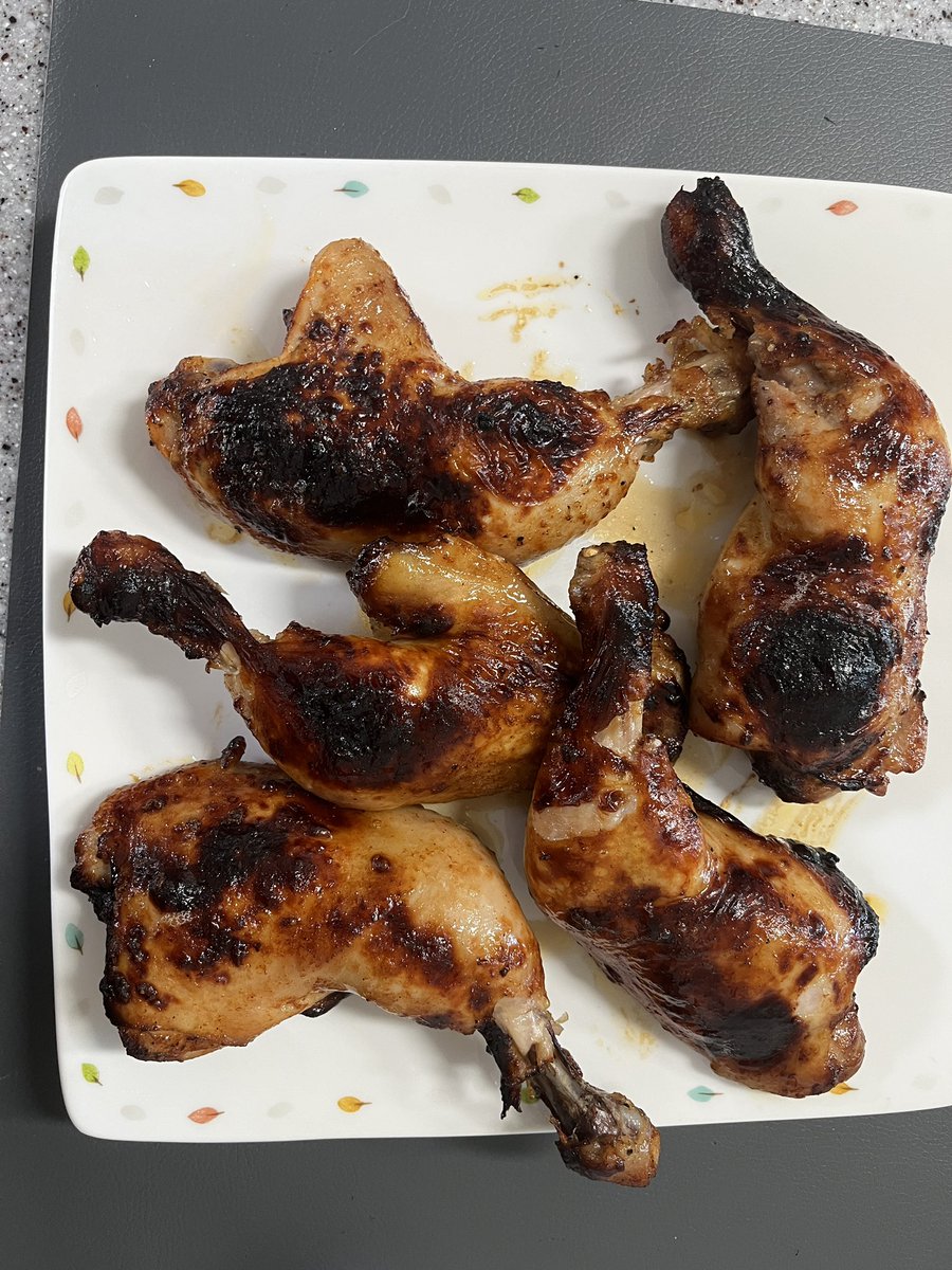 물만 먹고 숨만 쉬어도 살찐다는 나같은 인간은 평생을 다이어트를 한다고 살아야함. 살빠졌다고 다시 쳐먹으면 살이 또 찌는건데 그걸 요요라고 부르는거 자체가 이상한거라고, 이 몸을 유지하고 싶다면 죽을때까지 이 방식으로 살아야함. 살빼는데는 왕도가 없고 체중계는 구라를 치지 않는다.