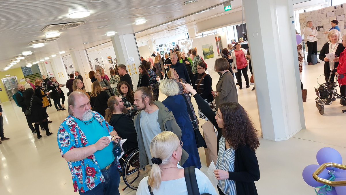 Iloinen puheensorina täyttää Fellmannian aulan, kun vietetään kumppanuustalon avajaisia. Onnea ja pitkää ikää 
 <3