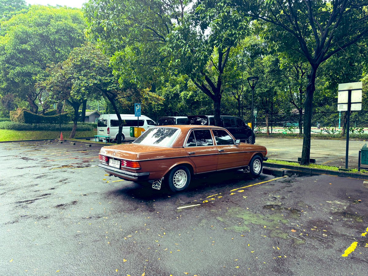 cars_asia's tweet photo. Come rain (and here in Jakarta when it rains it can really pour) or shine (it can certainly get really hot) .. the 240D is proving to be reliable as a car for daily drive. #MercedesBenzW123 #240d https://t.co/Fp5iOfAxe8