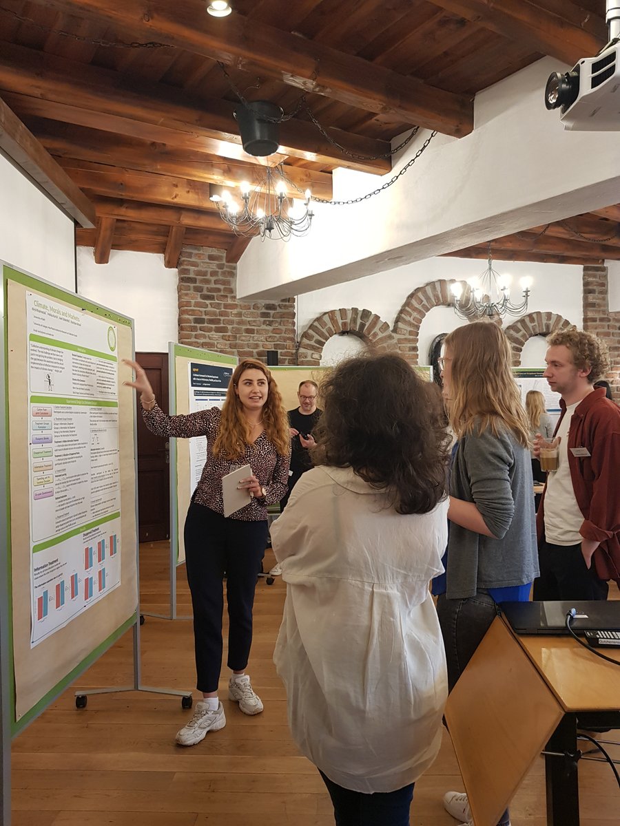 Starting day two of the @ECON_tribute Cluster retreat with our poster session: cluster members present and discuss their research projects face-to-face with other researchers from the cluster💡📜 #EconTwitter @UniCologne @UniBonn @dfg_public