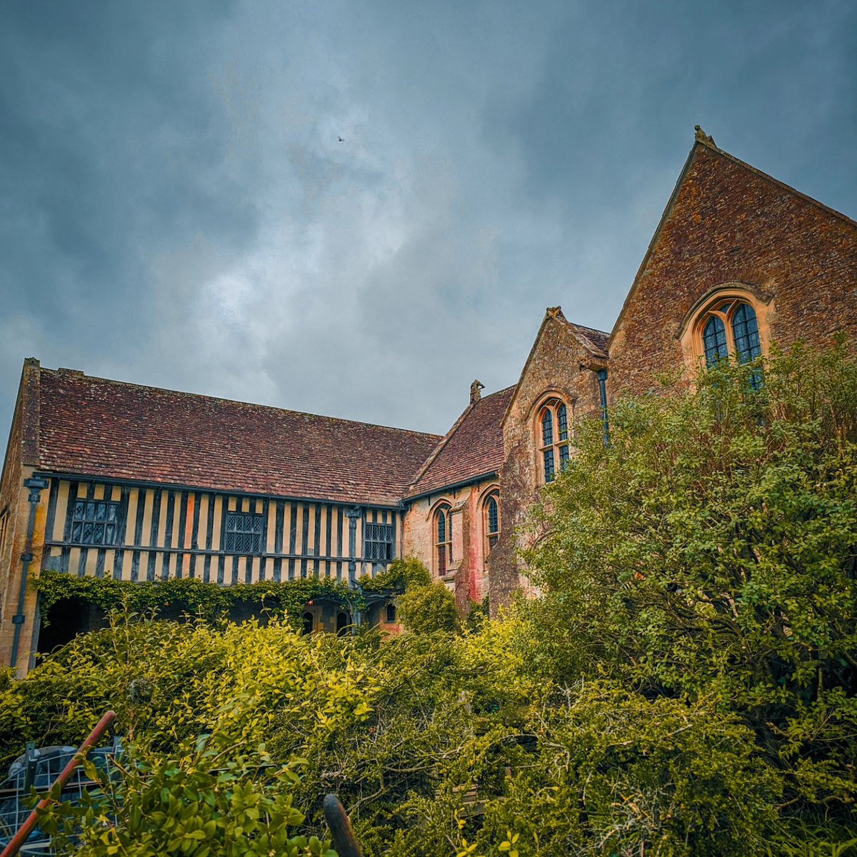 Great Chalfield Manor. Built around 1465, has stories to tell about the War of the Rose & the English Civil War. Some incredibly preserved details in the rooms that just made this history nerd totally emotional 🥲😅 Not to mention the insects & birds singing in the gardens 🐝🪿